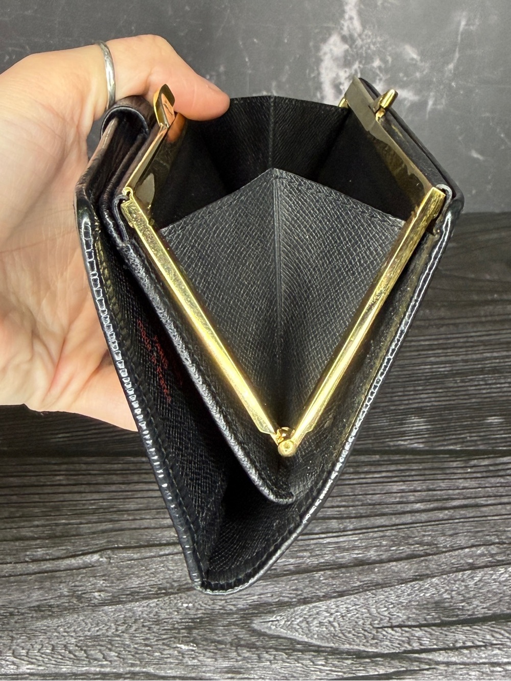Louis Vuitton Black Epi Kiss Lock Wallet Long Clutch Vintage LV Epi Leather - Picture 10 of 11